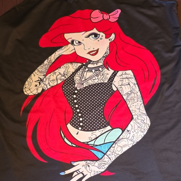 Lotus Leggings Ariel Graphic Black T-Shirt - Picture 1 of 5